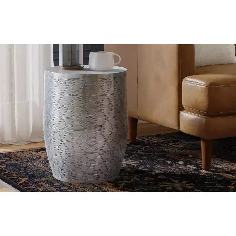 Table d'appoint en métal de 38 cm de large à motif géométrique, livrée montée