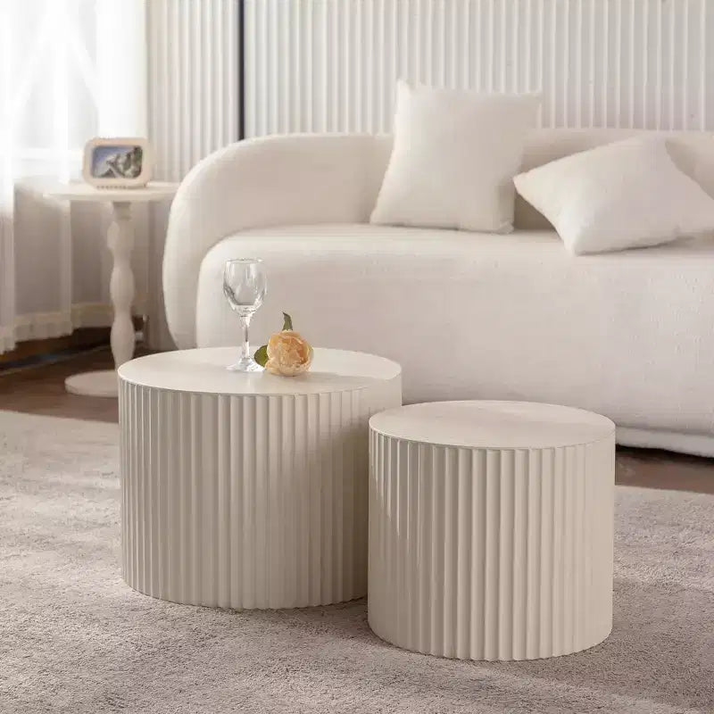 Tables d'appoint cylindriques emboîtables beiges avec motif rayé ondulé pour le salon ou la chambre