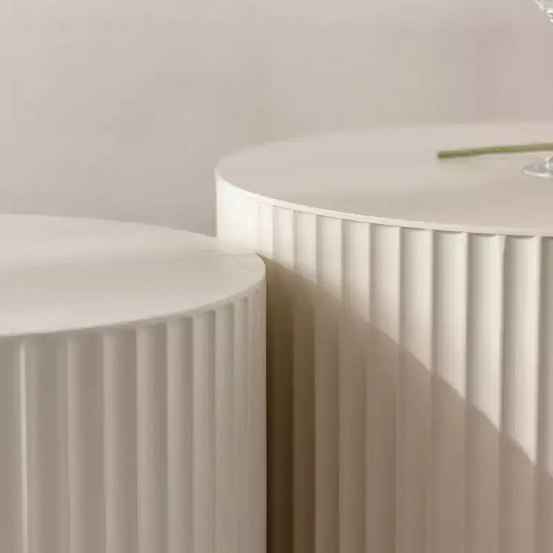 Tables d'appoint cylindriques emboîtables beiges avec motif rayé ondulé pour le salon ou la chambre