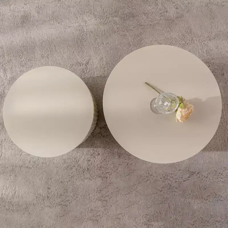 Tables d'appoint cylindriques emboîtables beiges avec motif rayé ondulé pour le salon ou la chambre