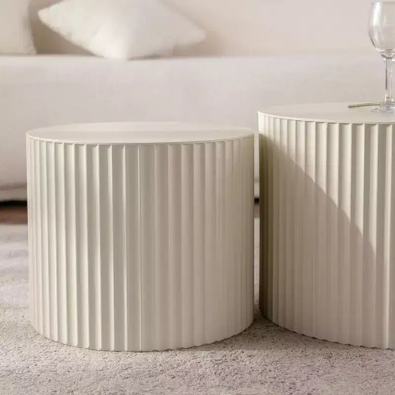 Tables d'appoint cylindriques emboîtables beiges avec motif rayé ondulé pour le salon ou la chambre