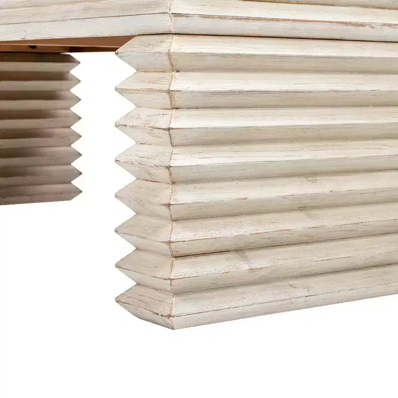Table basse cascade géométrique empilée en bois de pin récupéré, finition blanchie et naturelle