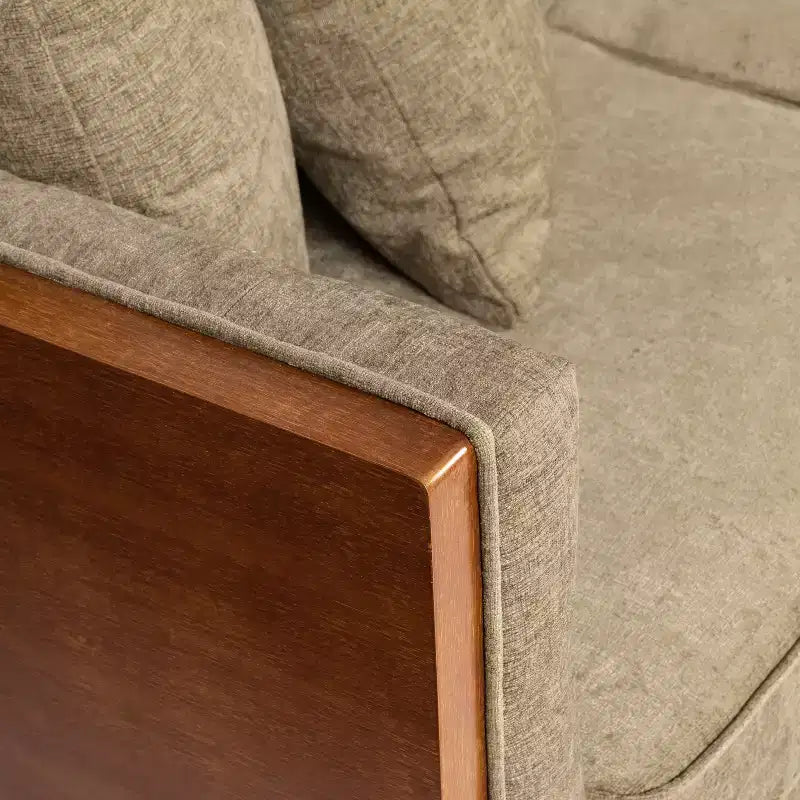 Causeuse capitonnée avec coussins décoratifs